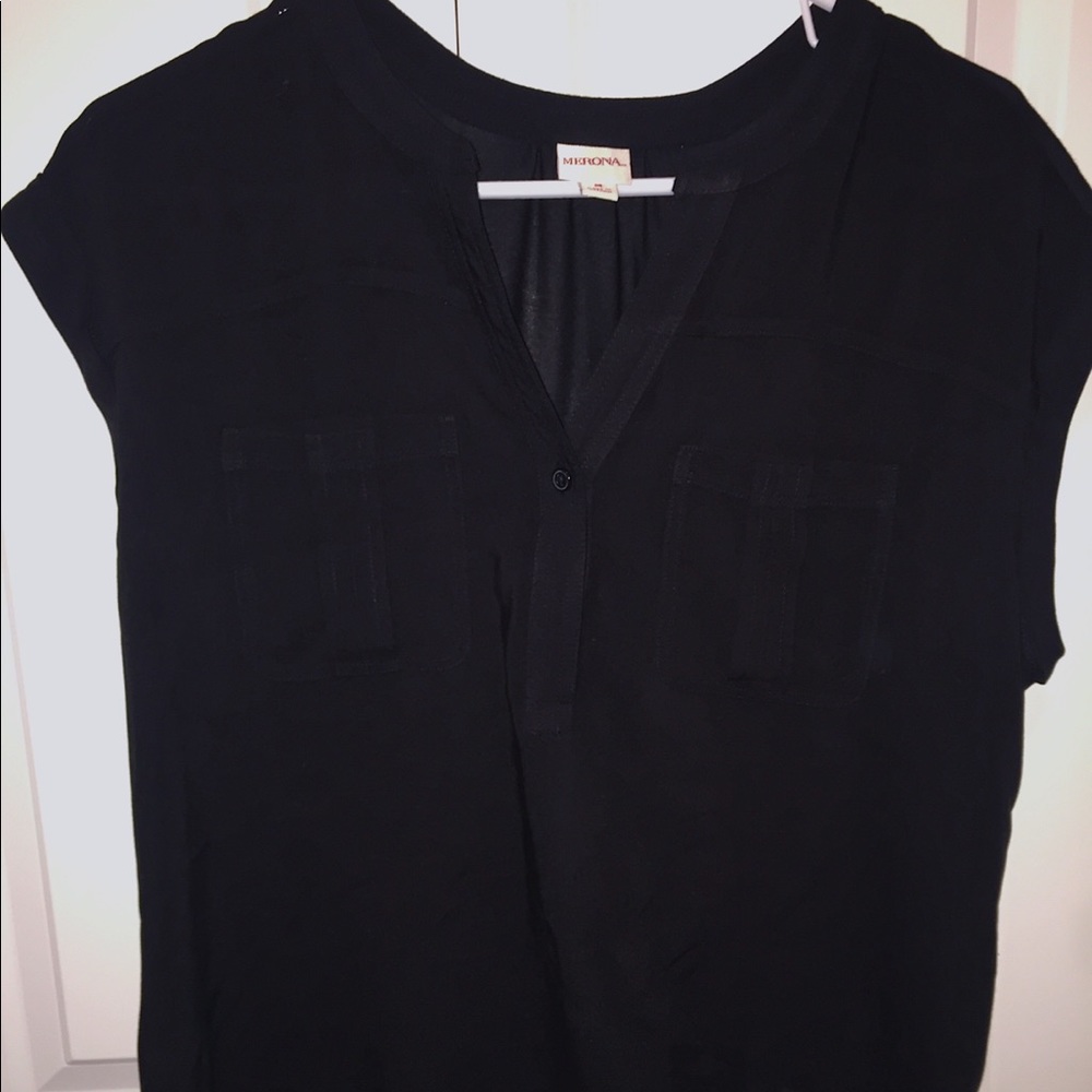 Black collared t-shirt🖤